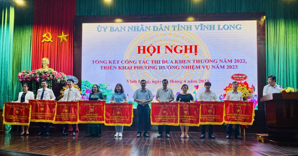 CÔNG TY ĐIỆN LỰC VĨNH LONG ĐƯỢC UBND TỈNH TẶNG CỜ THI ĐUA XUẤT SẮC 2022 1