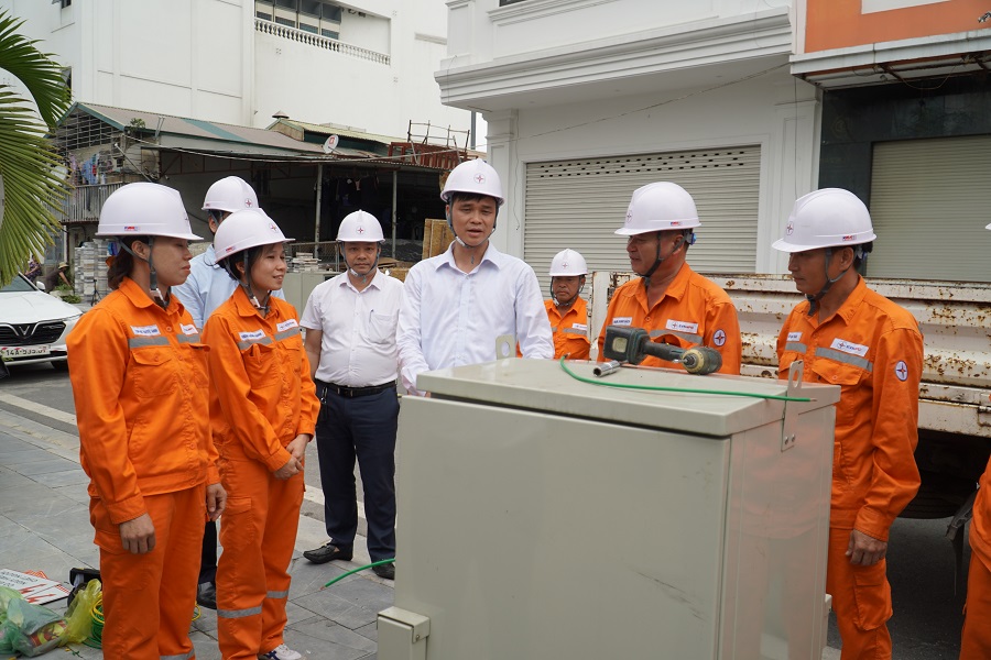 Đoàn công tác của Tổng Liên đoàn Lao động Việt Nam đến thăm hỏi, động viên người lao động tại Công ty Điện lực Quảng Ninh