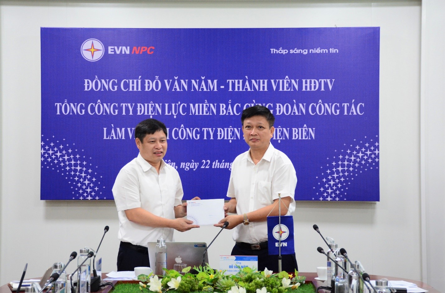 Đoàn công tác Tổng công ty Điện lực miền Bắc thăm hỏi Người lao động làm việc ngoài hiện trường 1