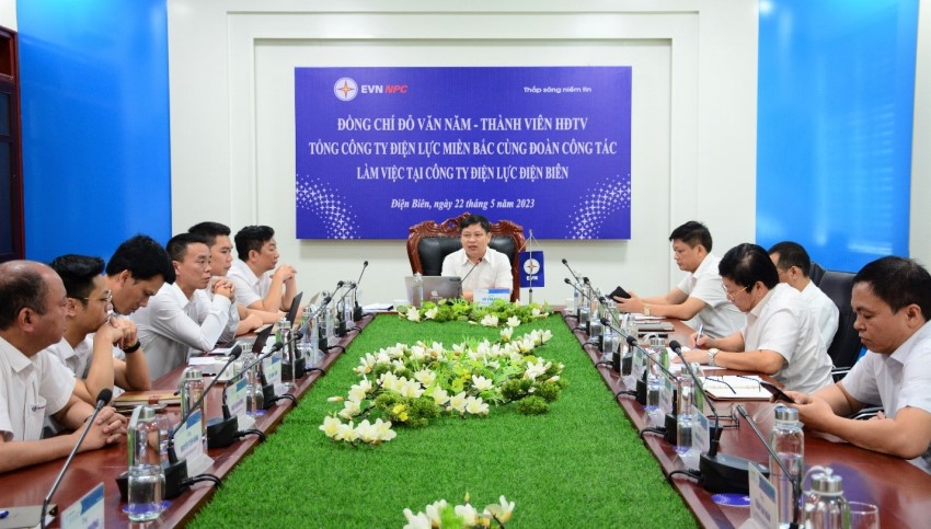 Đoàn công tác Tổng công ty Điện lực miền Bắc thăm hỏi Người lao động làm việc ngoài hiện trường