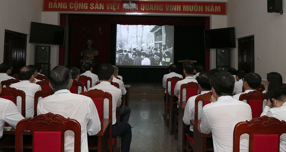 Đoàn đại biểu Ban chấp hành Công đoàn EVNNPT khóa III báo công dâng Bác 2