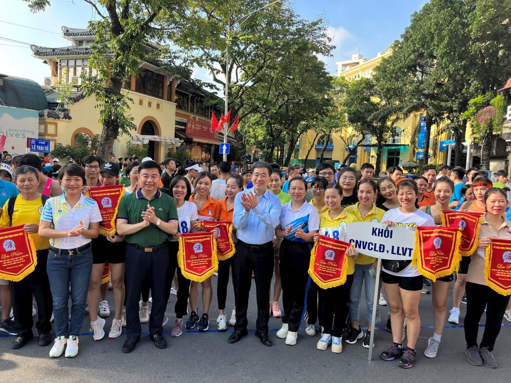 Đoàn Vân động viên EVNHAHOI đạt thành tích cao trong giải “Giải chạy Báo Hà Nội mới lần thứ 48 – Vì hòa bình quận Hoàn Kiếm năm 2023”.