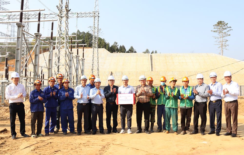 Động viên lực lượng thi công Trạm biến áp 500kV Lào Cai và đường dây 220kV đấu nối dịp Tết Nguyên đán 2