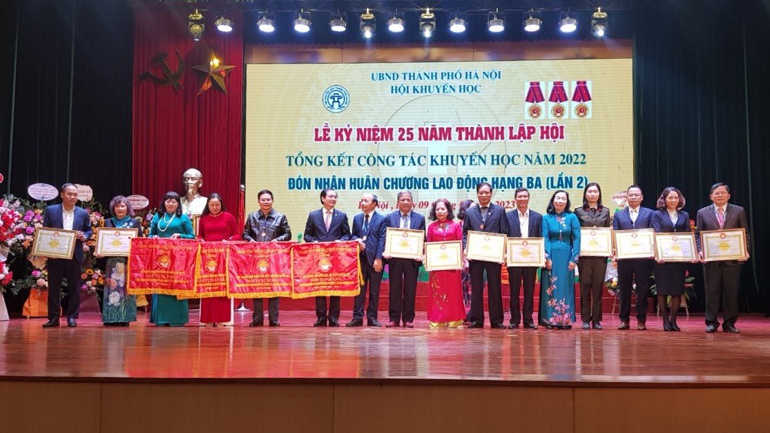EVNHANOI nhận bằng khen của Ban chấp hành Trung ương Hội khuyến học Việt Nam 1
