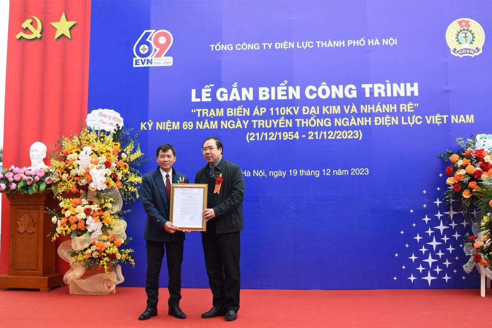 EVNHANOI tổ chức Lễ gắn biển công trình “Xây dựng trạm biến áp 110kV Đại Kim và nhánh rẽ”  3