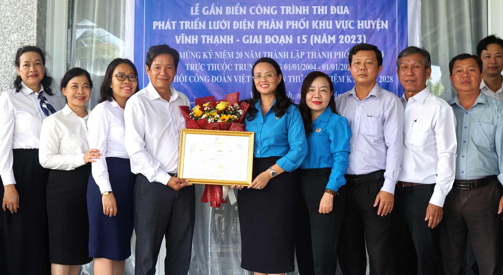 Gắn biển công trình hơn 8 tỉ đồng chào mừng Đại hội XIII Công đoàn Việt Nam 2