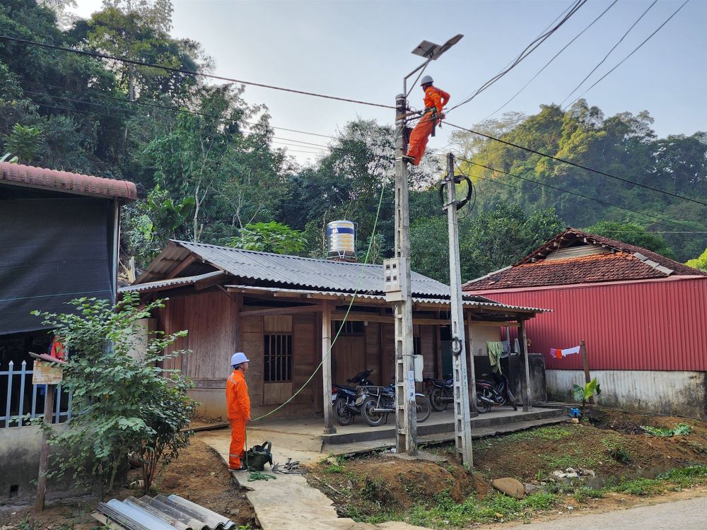 Khánh thành, bàn giao công trình “Thắp sáng đường quê” tại xã Suối Bàng, huyện Vân Hồ