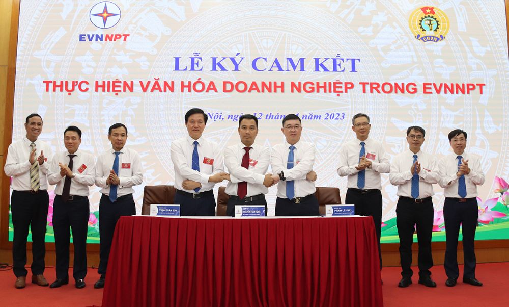 Ký cam kết thực hiện văn hóa doanh nghiệp trong EVNNPT 1