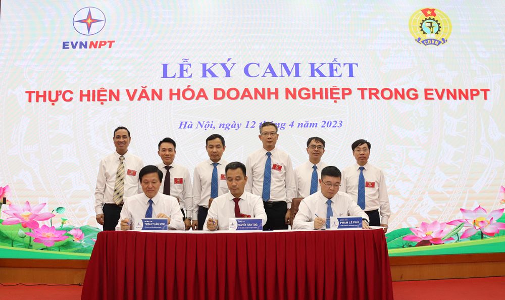 Ký cam kết thực hiện văn hóa doanh nghiệp trong EVNNPT