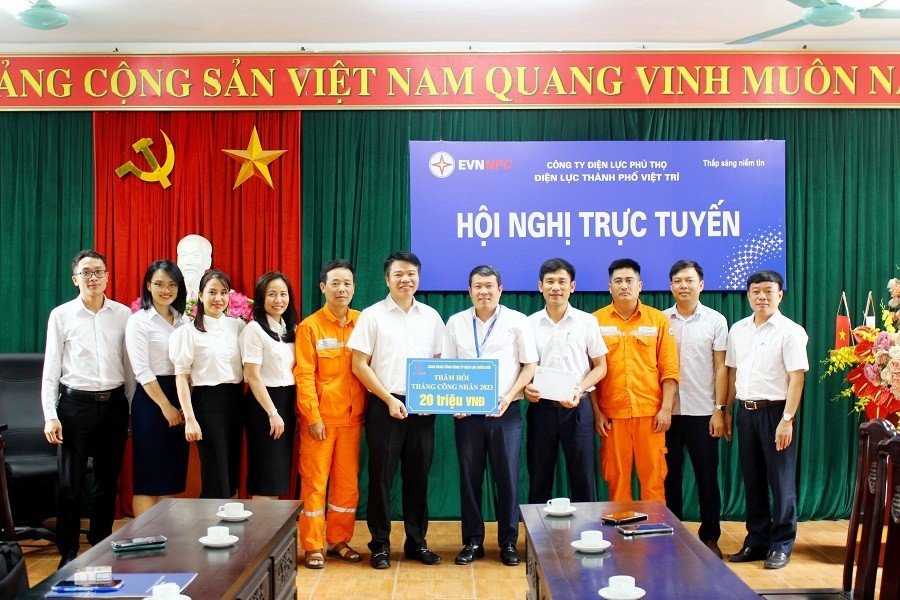 Lãnh đạo Công đoàn Tổng Công ty Điện lực Miền Bắc trao quà, thăm hỏi nhân dịp Tháng công nhân tại PC Phú Thọ 1