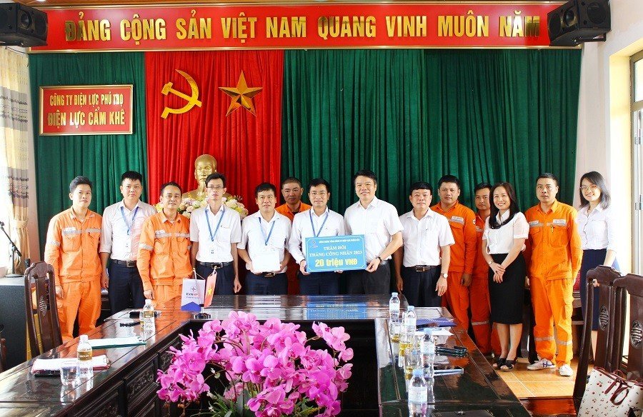 Lãnh đạo Công đoàn Tổng Công ty Điện lực Miền Bắc trao quà, thăm hỏi nhân dịp Tháng công nhân tại PC Phú Thọ