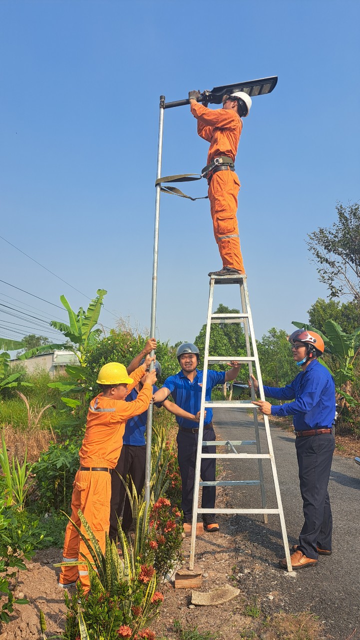 Lắp đặt đèn năng lượng mặt trời thắp sáng đường quê ở thị xã Long Mỹ tỉnh Hậu Giang