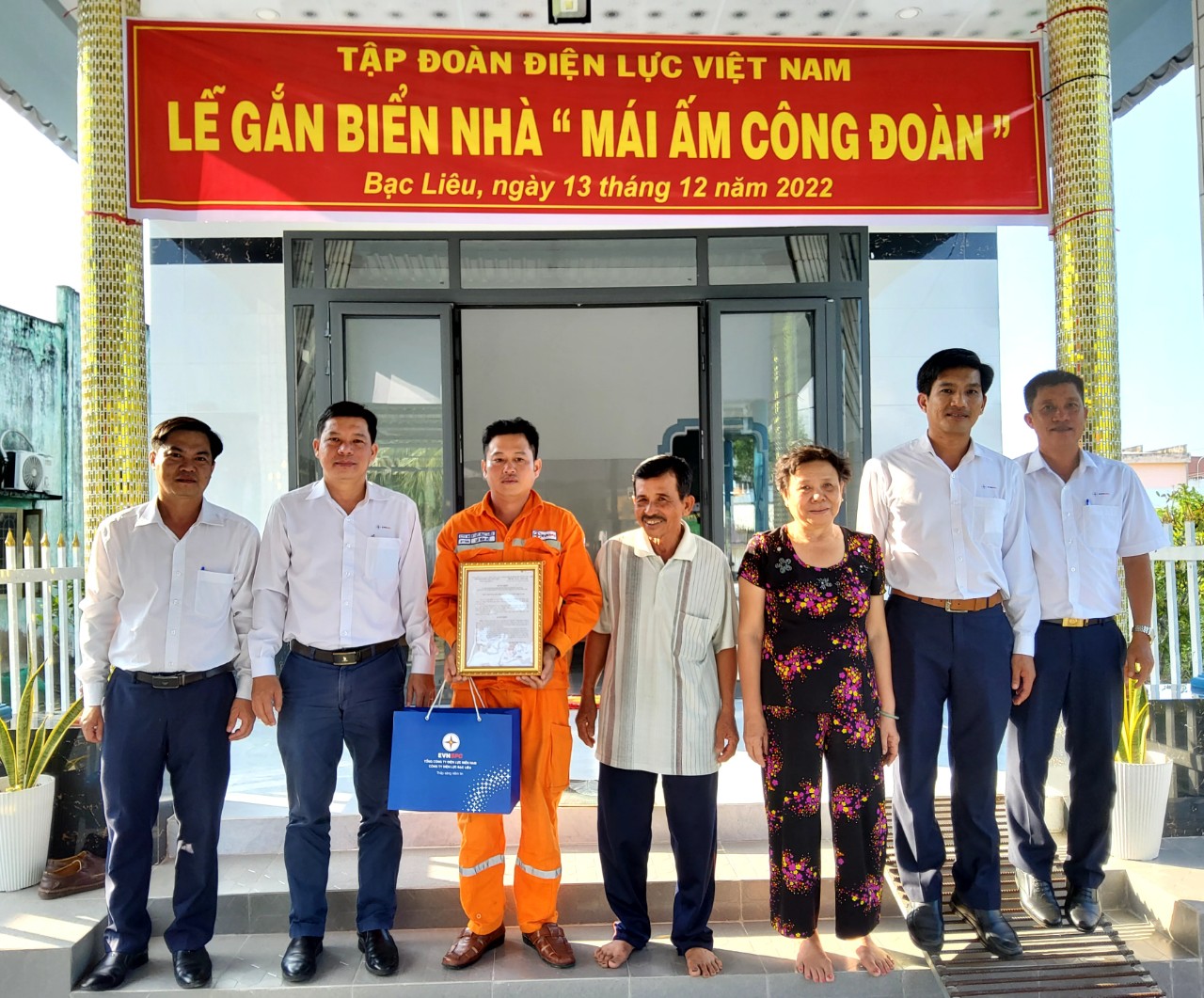 Lễ gắn biển nhà “Mái ấp Công đoàn” của Tập đoàn Điện lực Việt Nam cho công đoàn viên 1