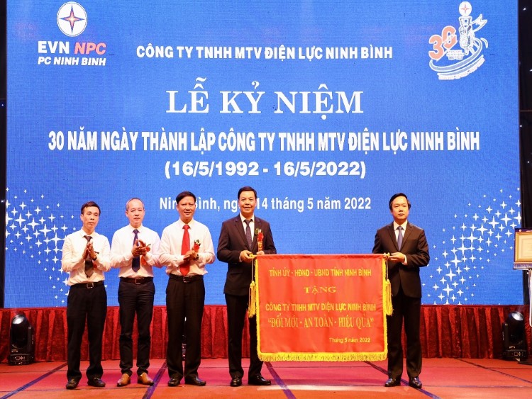 Người lãnh đạo luôn song hành cùng thăng trầm của ngành Điện Ninh Bình 2