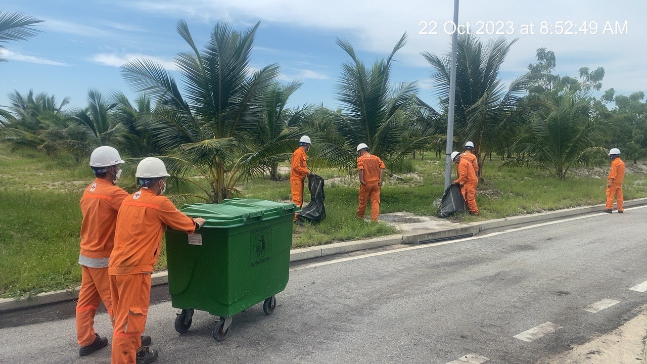 NGƯỜI LAO ĐỘNG NMNĐ VĨNH TÂN 4 RA QUÂN TỔNG VỆ SINH MÔI TRƯỜNG HƯỞNG ỨNG NGÀY DU LỊCH BÌNH THUẬN 2