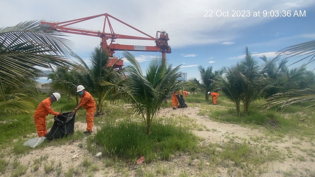 NGƯỜI LAO ĐỘNG NMNĐ VĨNH TÂN 4 RA QUÂN TỔNG VỆ SINH MÔI TRƯỜNG HƯỞNG ỨNG NGÀY DU LỊCH BÌNH THUẬN 3