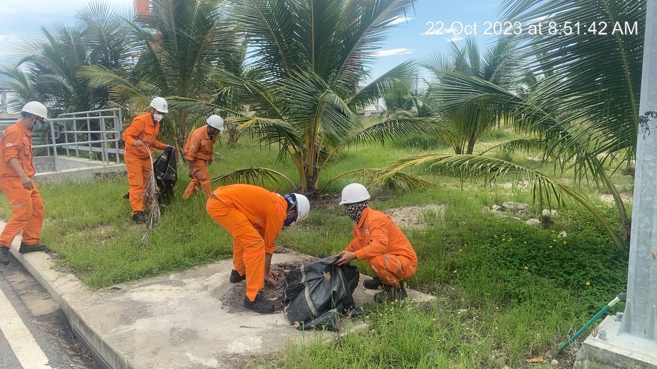 NGƯỜI LAO ĐỘNG NMNĐ VĨNH TÂN 4 RA QUÂN TỔNG VỆ SINH MÔI TRƯỜNG HƯỞNG ỨNG NGÀY DU LỊCH BÌNH THUẬN