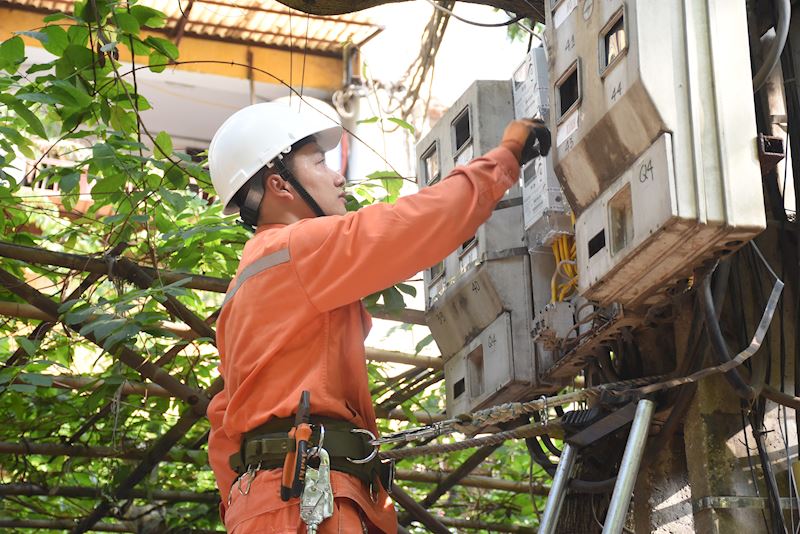 Những nỗ lực của “Người thợ điện Thủ đô” trong nắng nóng cao điểm 1