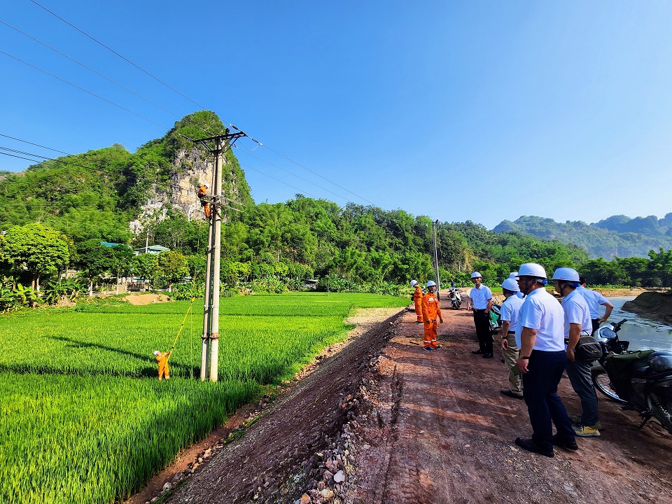 Ông Vũ Anh Tài thành viên Hội đồng thành viên EVNNPC thăm tặng quà công nhân PC Sơn La 2