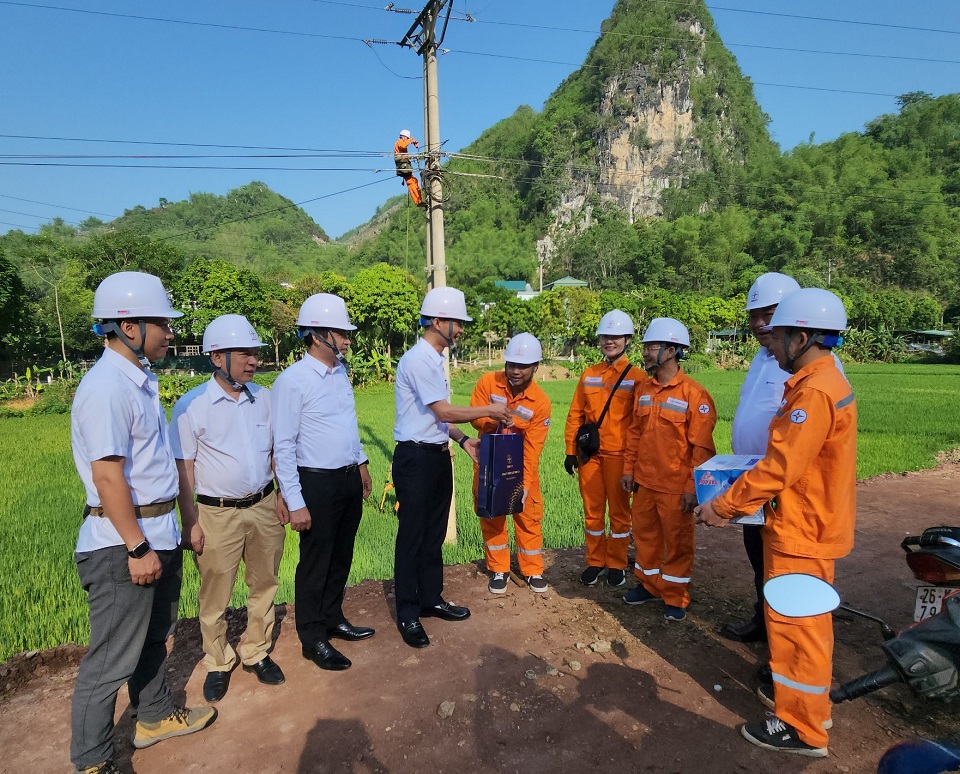 Ông Vũ Anh Tài thành viên Hội đồng thành viên EVNNPC thăm tặng quà công nhân PC Sơn La