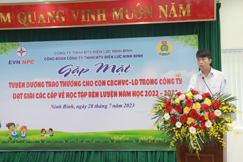 PC Ninh Bình tổ chức lễ tuyên dương, khen thưởng con CBCNV có thành tích cao trong học tập và rèn luyện năm học 2022-2023 1