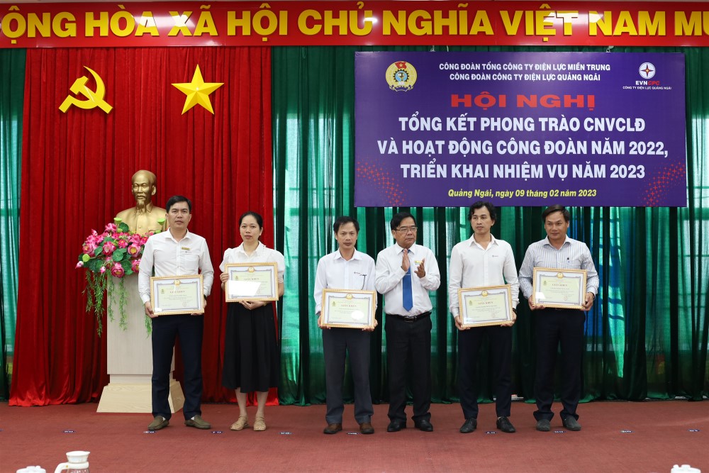 PC Quảng Ngãi: Tổng kết phong trào CNVCLĐ, hoạt động công đoàn năm 2022 và triển khai nhiệm vụ năm 2023 11