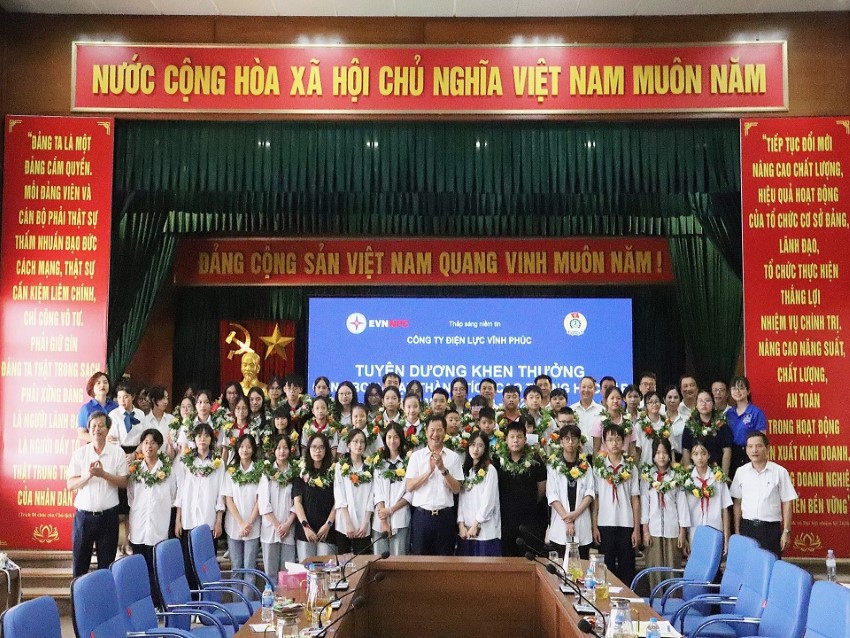 PC Vĩnh Phúc tổ chức tuyên dương, khen thưởng con CBCNV có thành tích cao trong học tập năm học 2022-2023