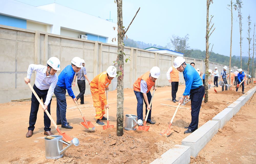 Thăm hỏi, động viên lực lượng thi công công trình TBA 500kV Lào Cai và các đường dây 220kV đấu nối  2