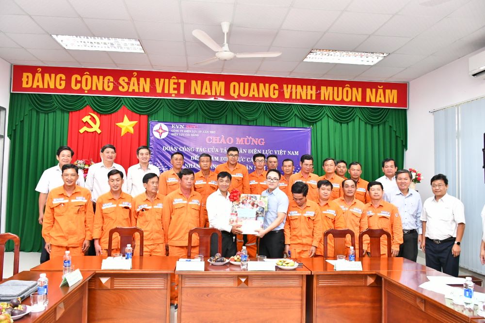 Thành viên Hội đồng thành viên EVN thăm người lao động EVNSPC nhân tháng công nhân 2023