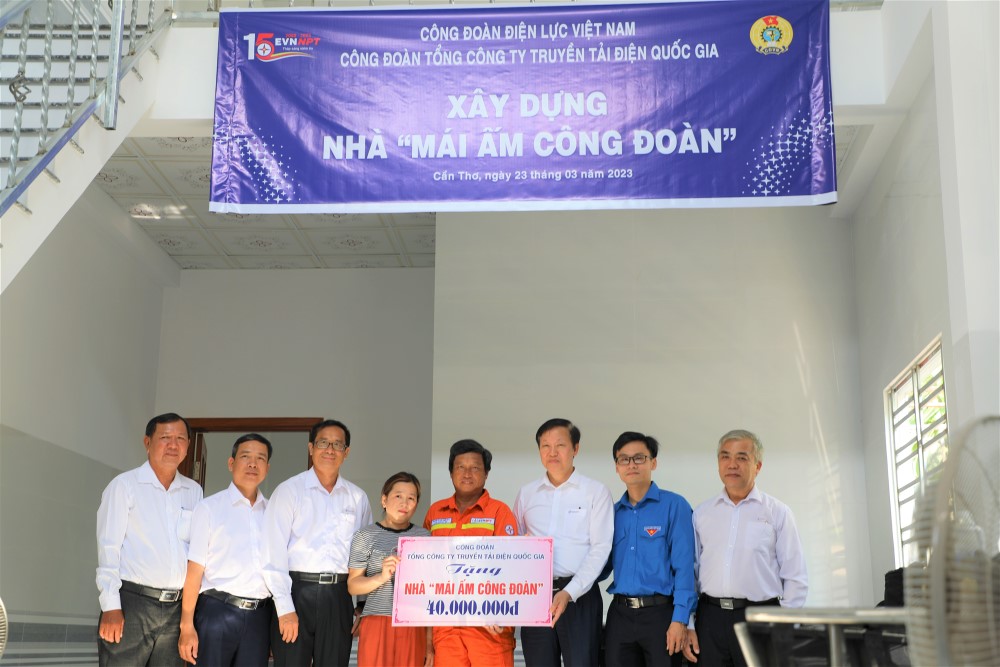 Trao nhà “Mái ấm công đoàn”, một hoạt động thiết thực trong Tháng Công nhân năm 2023 của tổ chức Công đoàn 1