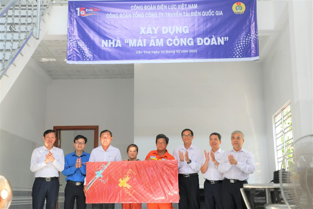 Trao nhà “Mái ấm công đoàn”, một hoạt động thiết thực trong Tháng Công nhân năm 2023 của tổ chức Công đoàn 4