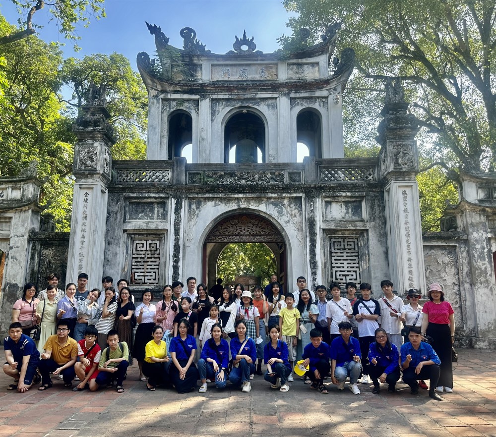 Tuyên dương con em CNVCLĐ đạt thành tích xuất sắc trong học tập và rèn luyện văn hóa thể thao năm học 2022 - 2023 12