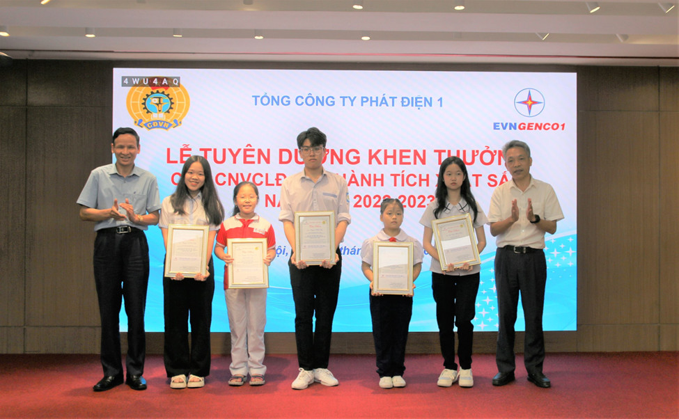 Tuyên dương con em CNVCLĐ đạt thành tích xuất sắc trong học tập và rèn luyện văn hóa thể thao năm học 2022 - 2023 2