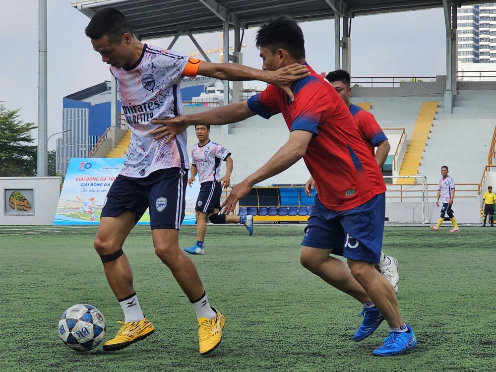 32 đội bóng nam, 33 đội bóng nữ tham gia tranh cup giải bóng đá truyền thống EVNHANOI năm 2024.  5