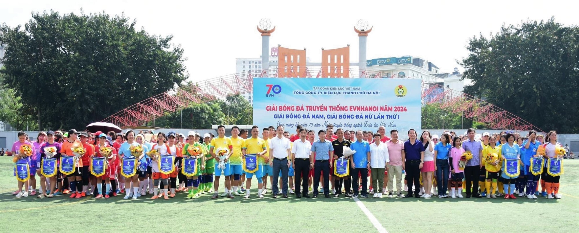 32 đội bóng nam, 33 đội bóng nữ tham gia tranh cup giải bóng đá truyền thống EVNHANOI năm 2024. 