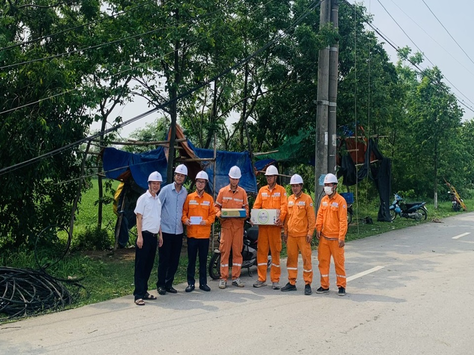 Ban lãnh đạo và Công đoàn PC Vĩnh Phúc kịp thời động viên người lao động tham gia xử lý sự cố 1