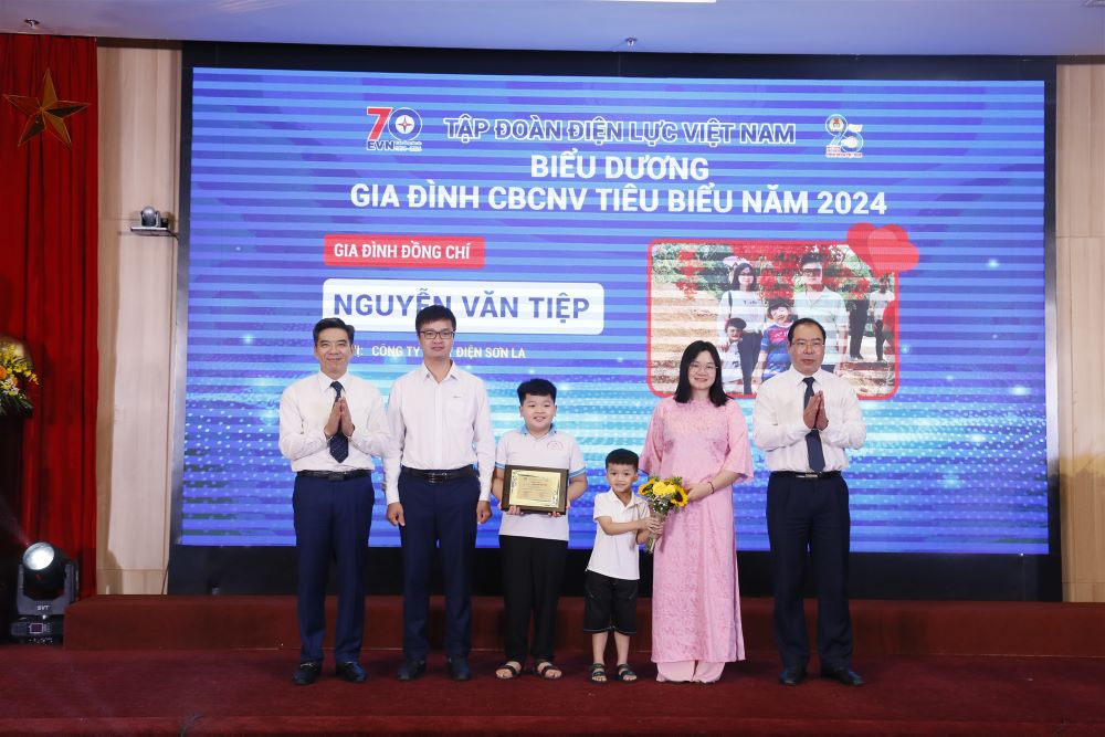 Biểu dương 63 học sinh giỏi quốc tế, quốc gia là con của CBCNV EVN và 40 gia đình EVN tiêu biểu năm 2024 10