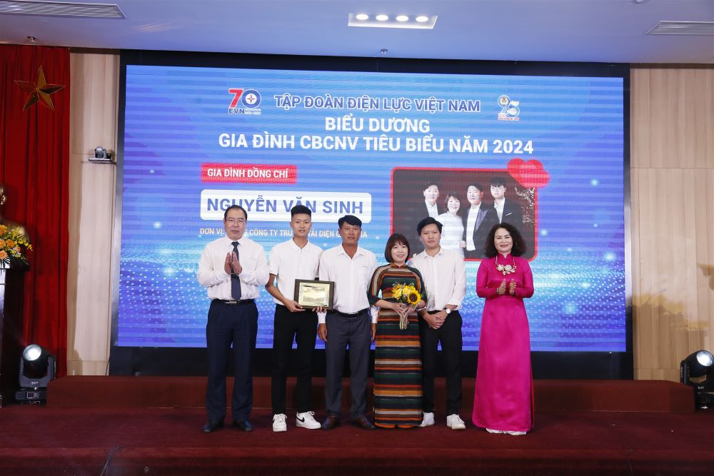 Biểu dương 63 học sinh giỏi quốc tế, quốc gia là con của CBCNV EVN và 40 gia đình EVN tiêu biểu năm 2024 11