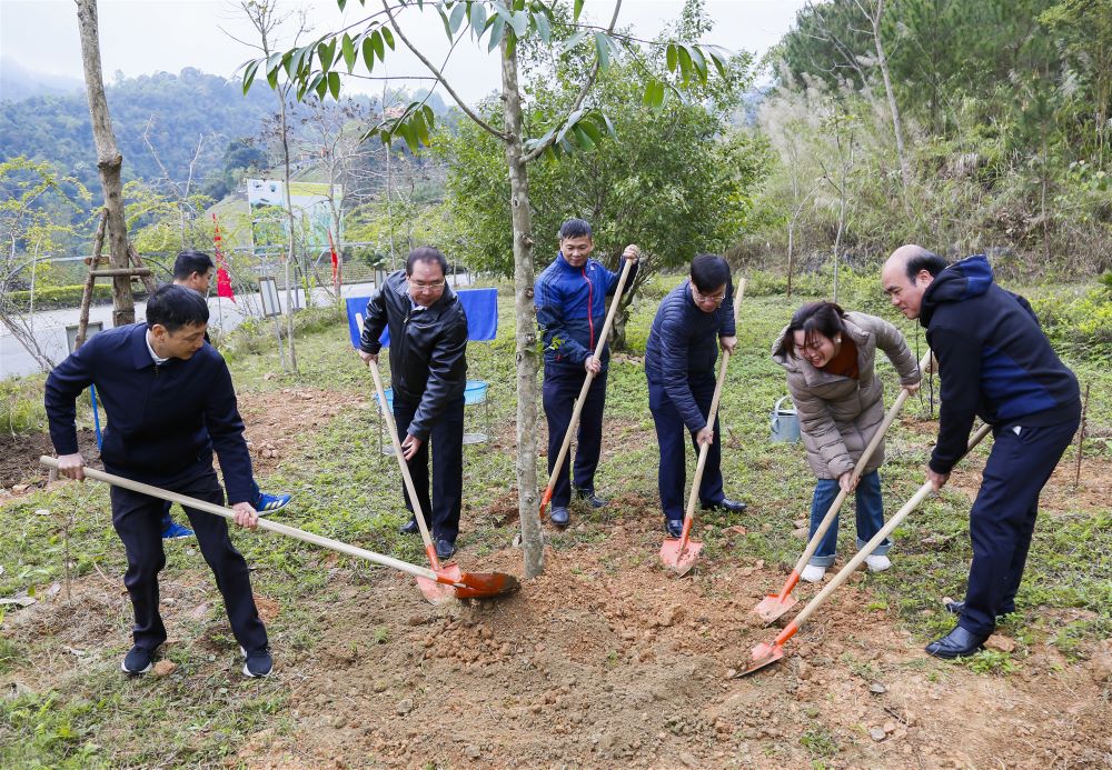 Chi bộ Cơ quan Công đoàn Điện lực Việt Nam sinh hoạt chuyên đề về nguồn tại Pắc Bó, tỉnh Cao Bằng. 9