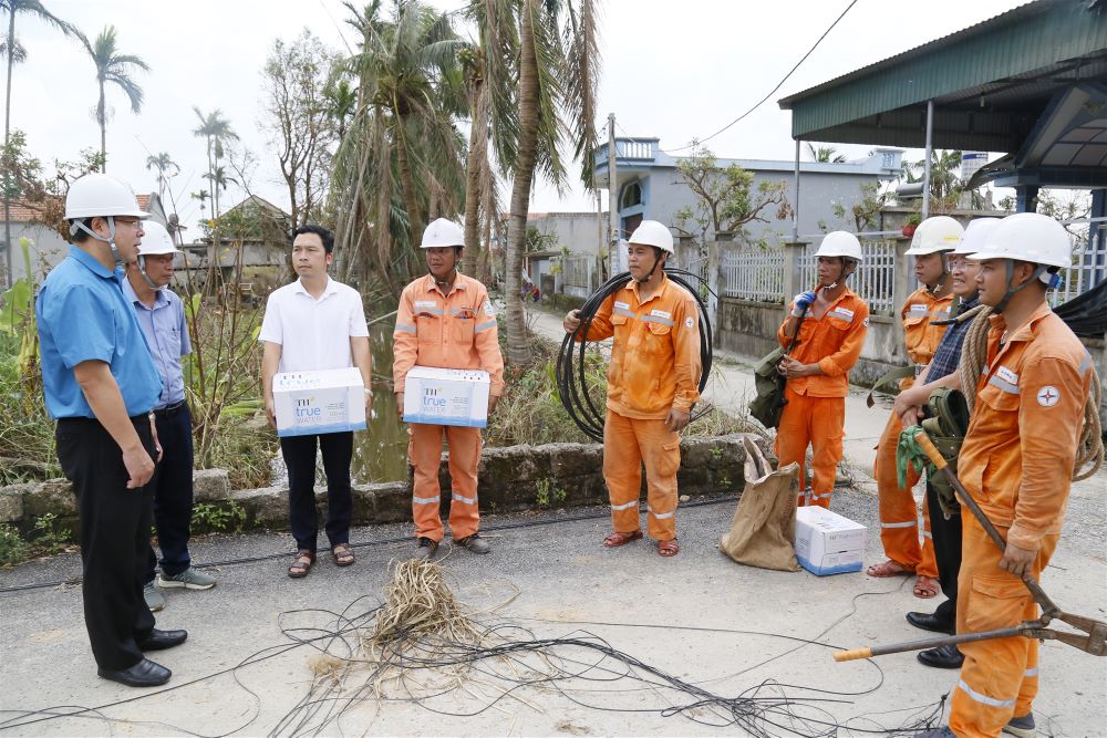 Chủ tịch Công đoàn Điện lực Việt Nam thăm hỏi lực lượng xung kích hỗ trợ khôi phục lưới điện tỉnh Quảng Ninh 12