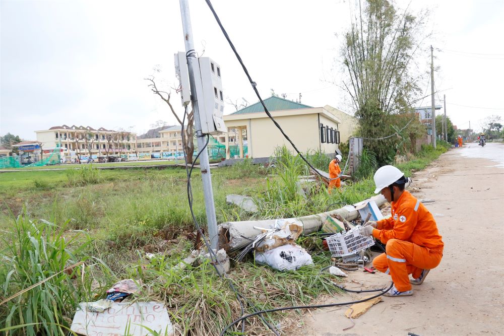 Chủ tịch Công đoàn Điện lực Việt Nam thăm hỏi lực lượng xung kích hỗ trợ khôi phục lưới điện tỉnh Quảng Ninh 15