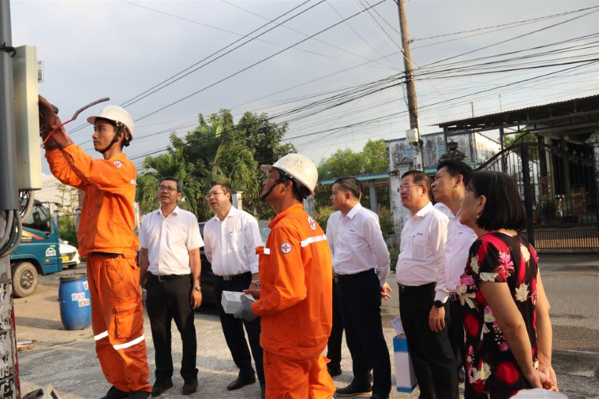 Chủ tịch Công đoàn Điện lực Việt Nam thăm hỏi tại công trường thi công dự án 110kV Sân bay Long Thành, tỉnh Đồng Nai 2