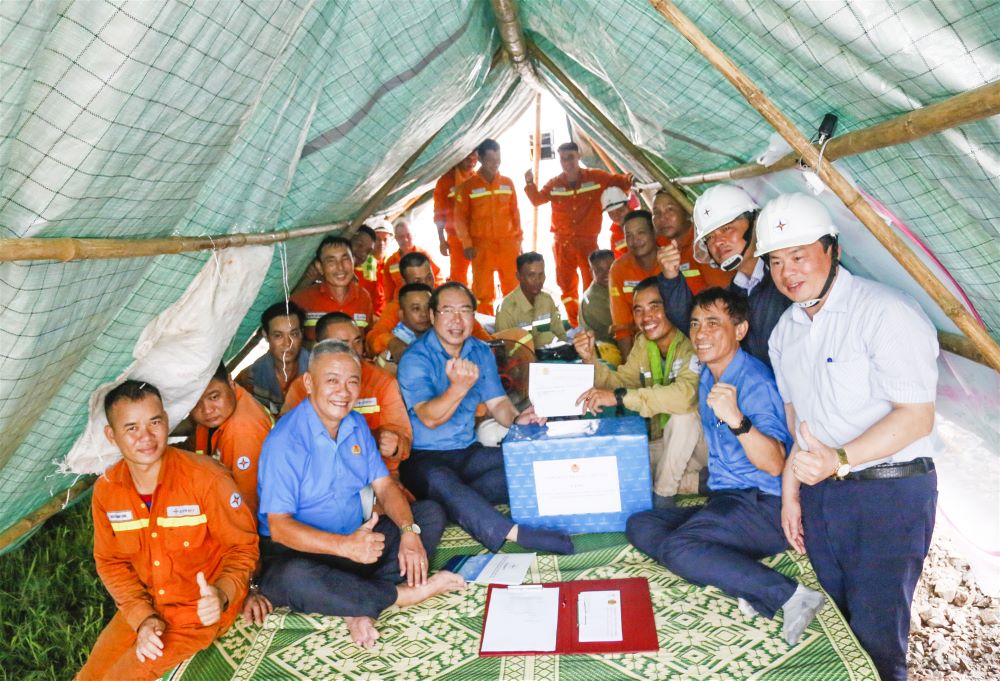 Chủ tịch Công đoàn ĐLVN thăm hỏi, tặng quà các Tổ xung kích EVN thi công Công trình đường dây 500kV mạch 3. 1