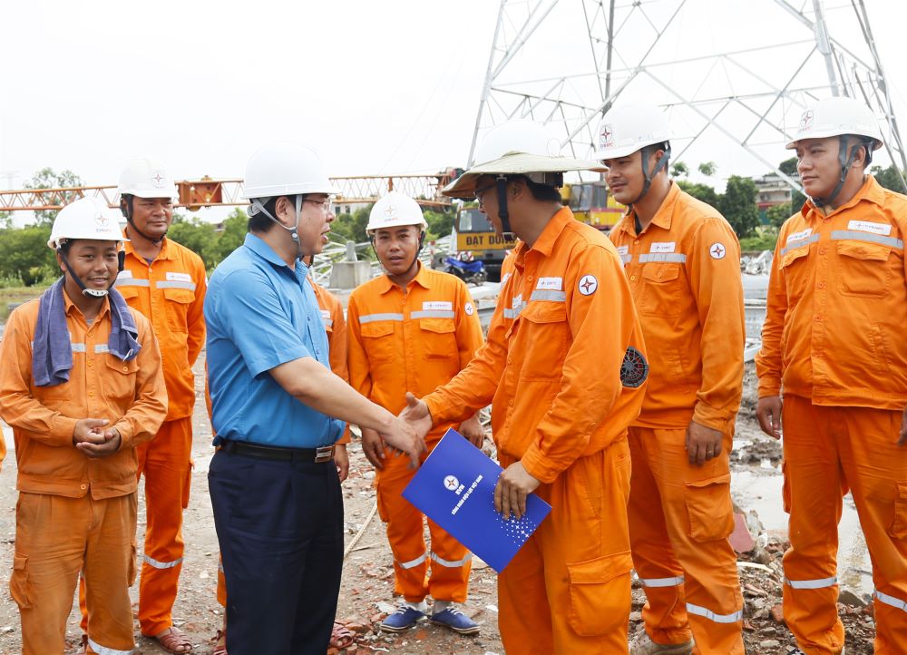 Chủ tịch Công đoàn ĐLVN thăm hỏi, tặng quà các Tổ xung kích EVN thi công Công trình đường dây 500kV mạch 3. 3