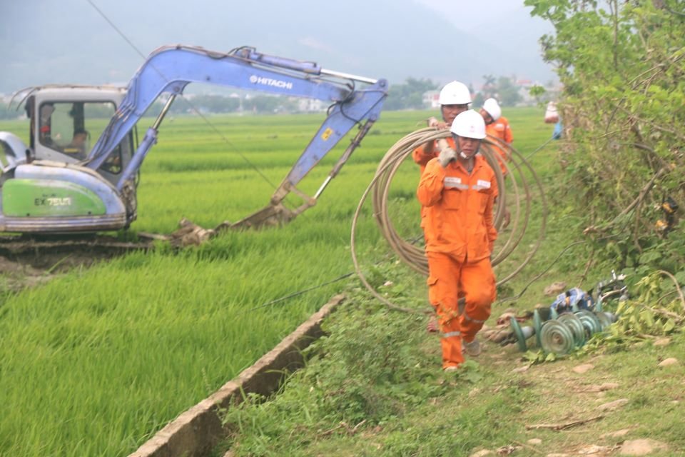 Chủ tịch Công đoàn EVNNPC thăm, động viên CBCNV PC Sơn La trong công tác khắc phục thiên tai