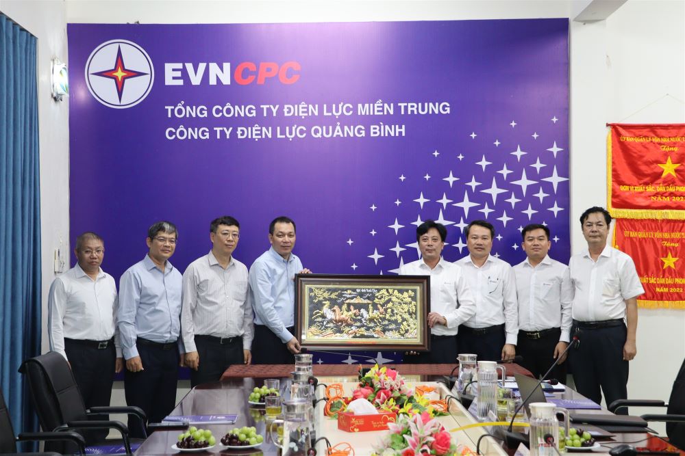 Chủ tịch HĐTV EVN Đặng Hoàng An: PC Quảng Bình giữ vững đà phát triển, đảm bảo đời sống, thu nhập cho người lao động 3