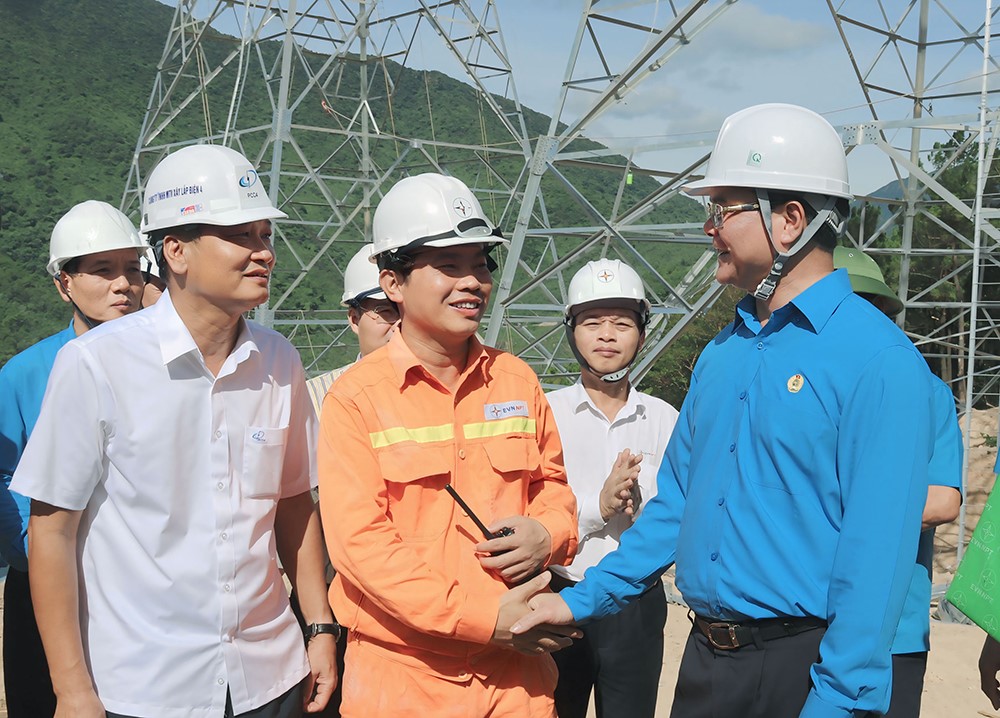 Chủ tịch Tổng Liên đoàn Lao động Việt Nam động viên người lao động trên các công trường trọng điểm, nước rút 18