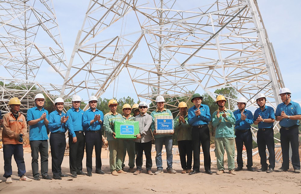 Chủ tịch Tổng Liên đoàn Lao động Việt Nam động viên người lao động trên các công trường trọng điểm, nước rút 24