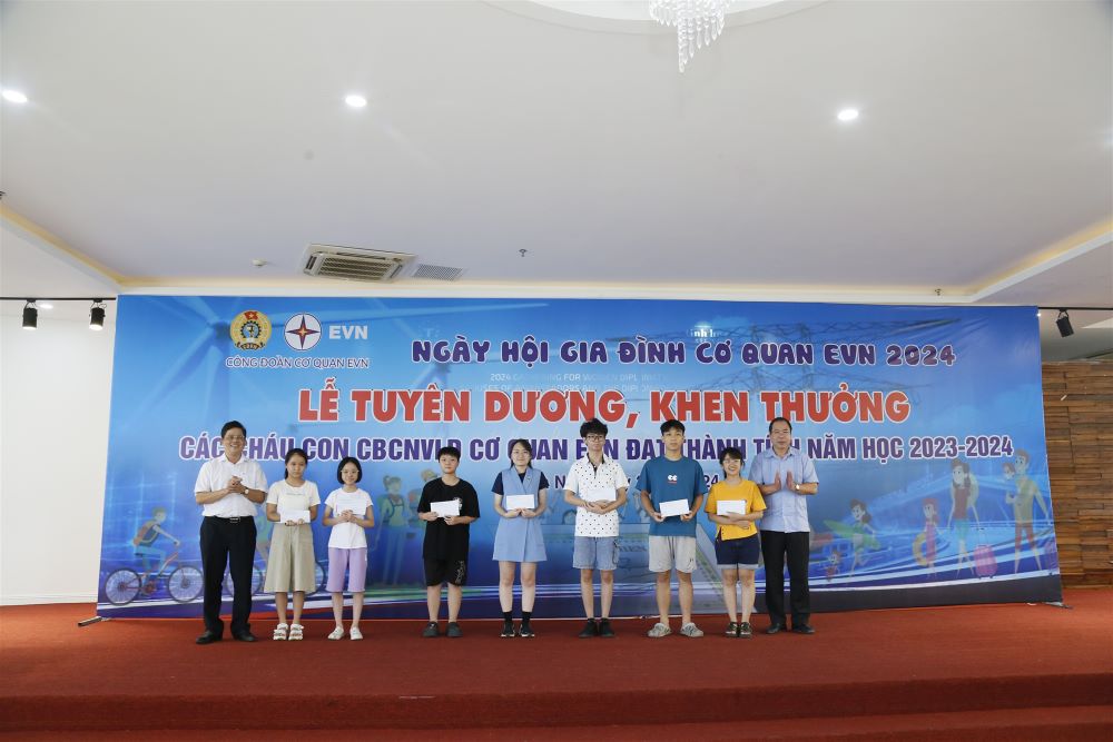 Công đoàn Cơ quan EVN biểu dương, khen thưởng con của CBCNVLĐ nhân Ngày gia đình Việt Nam (28/6). 1