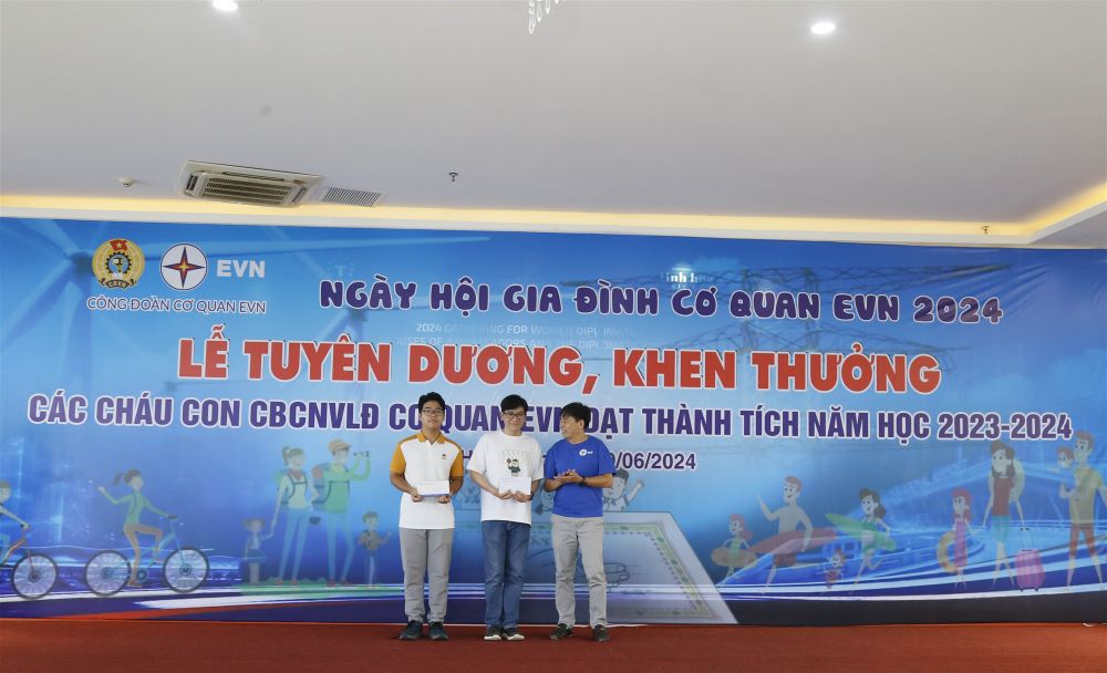 Công đoàn Cơ quan EVN biểu dương, khen thưởng con của CBCNVLĐ nhân Ngày gia đình Việt Nam (28/6). 10